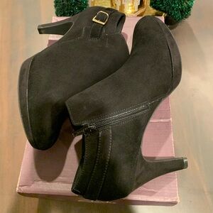 Clarks Black Suede Bootie
Brier Milan